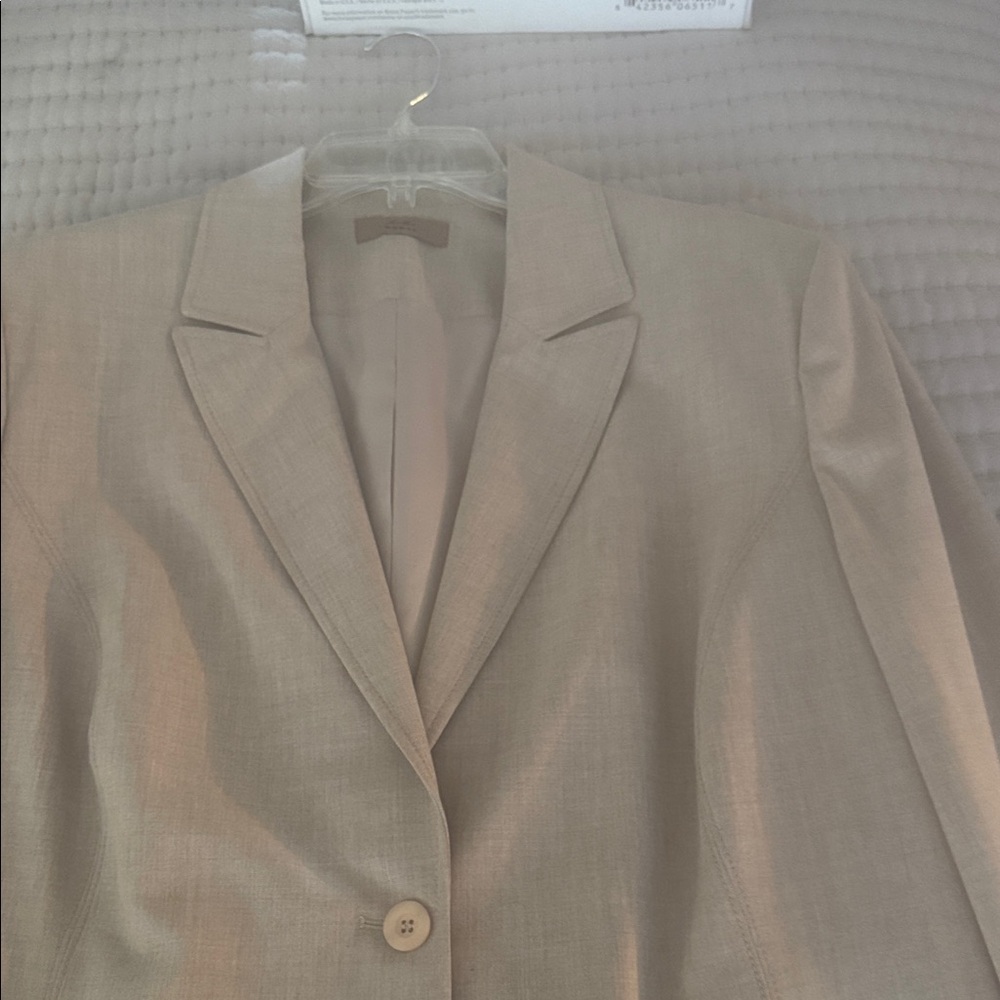 Classic Lightweight Blazer in Beige